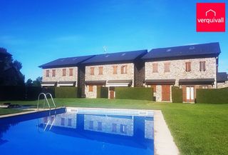 Casa aparellada Zona residencial con piscina. Impecable y con gran salón Casa aparellada Zona residencial con piscina. Impecable y con gran salón