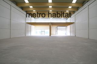 Rent Industrial building Poligon de quart. Nau diafana amb aparador Rent Industrial building Poligon de quart. Nau diafana amb aparador