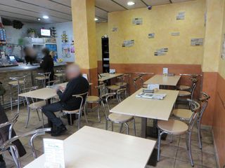 Bar Instituts - ponent - centre. Zona con mucho tránsito Bar Instituts - ponent - centre. Zona con mucho tránsito