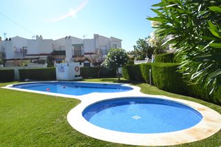 Casa adosada en Carrer deu anubis (del), 9. Jardín y piscina Casa adosada en Carrer deu anubis (del), 9. Jardín y piscina