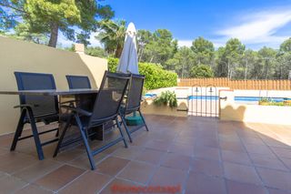 Casa aparellada en Carrer suissa, 58. Casa con piscina privada Casa aparellada en Carrer suissa, 58. Casa con piscina privada