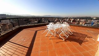 Location Appartement Avinguda sant esteve. Espectacular ático con chimenea Location Appartement Avinguda sant esteve. Espectacular ático con chimenea