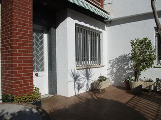 Alquiler Casa adosada en Carrer dels rosers, 7. Con patio, jardín y terraza Alquiler Casa adosada en Carrer dels rosers, 7. Con patio, jardín y terraza