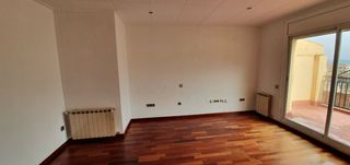 Location Appartement Zona passeig dels esports. Piso amplio y muy soleado Location Appartement Zona passeig dels esports. Piso amplio y muy soleado