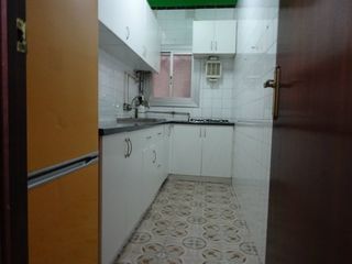 Piso C/mila i fontanals. Conservado con patio y local Piso C/mila i fontanals. Conservado con patio y local