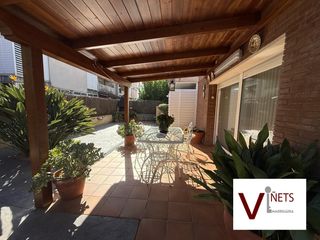 Piano terra  Carrer del bages. Planta baixa cantonera amb 134 m2 de jardí