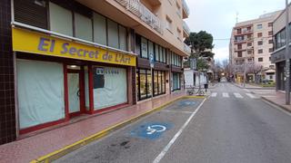 Lloguer Local Comercial a Platja Gran. Buen local excelente ubicación 2 linea mar plaza de la sarfa en