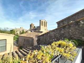 Affitto Attico in Carrer del fort 13. Un refugio de diseño y encanto tu santuario privado en ullastret