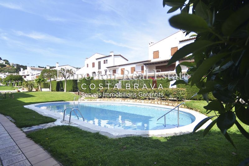 Foto c5def968-704b-472c-a1ea-e08f4a24e649. Casa adossada amb calefacció aparcament piscina a Sant Antoni de Calonge