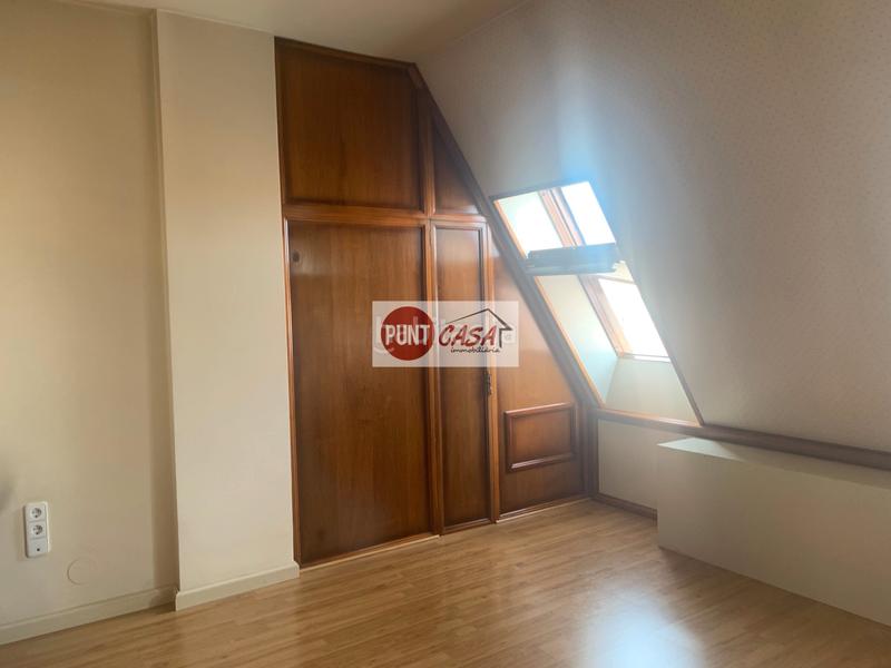 Foto 158647ed-fd7c-49e5-a559-d8cff1fe59ad. A tre livelli con camino riscaldamento parcheggio in Lleida