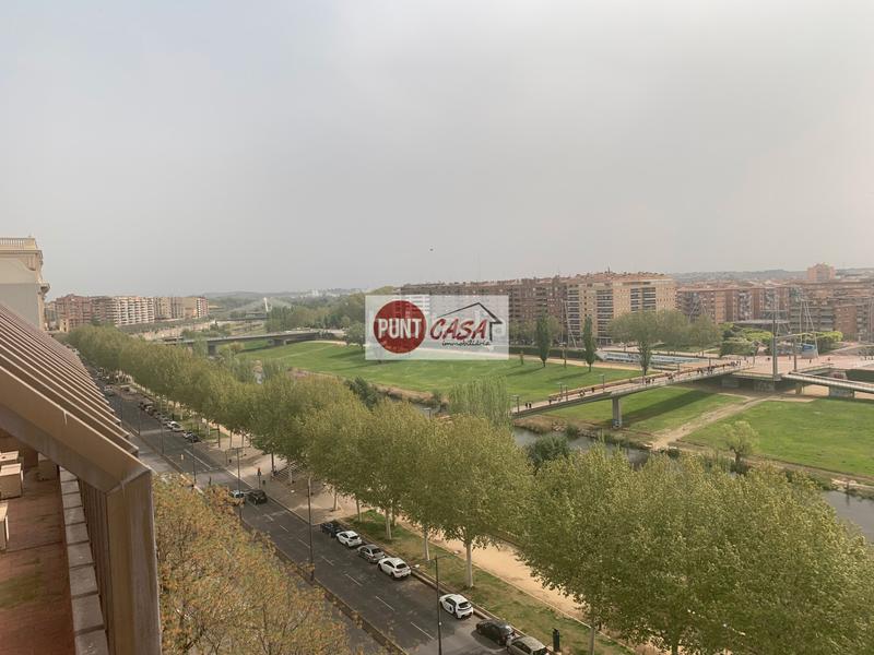 Foto 15c1c69a-cffa-4629-a81f-5fae053a199e. A tre livelli con camino riscaldamento parcheggio in Lleida