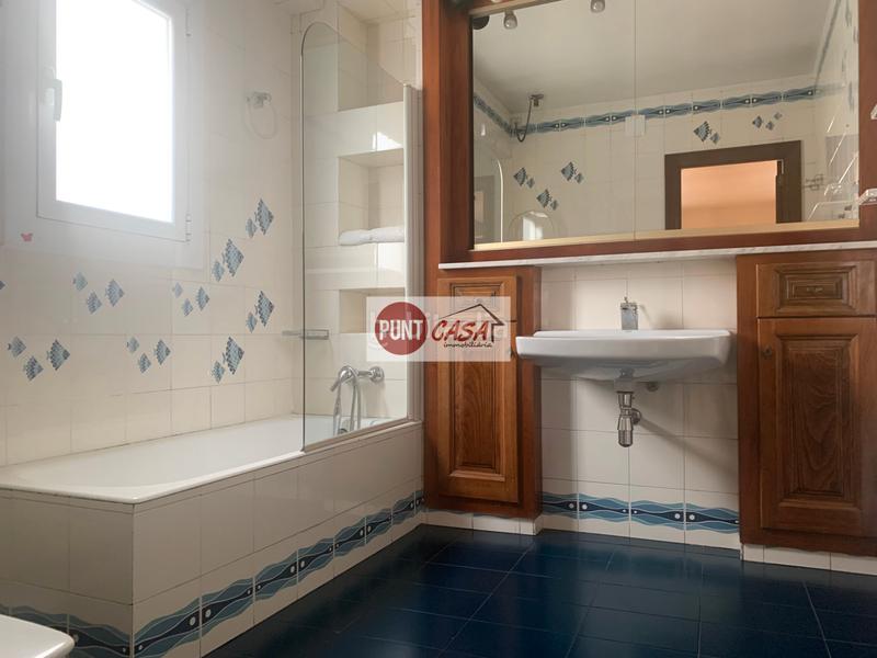 Foto 1ff6b92d-5e33-4ada-a677-2bc3f501026c. A tre livelli con camino riscaldamento parcheggio in Lleida