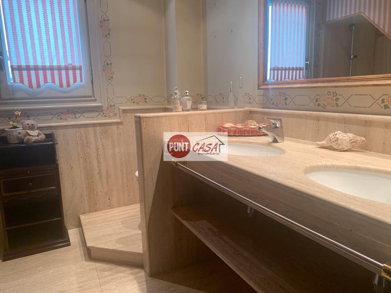 Foto 370c3a8c-35e4-4afe-96b3-591938cd6d7f. A tre livelli con camino riscaldamento parcheggio in Lleida