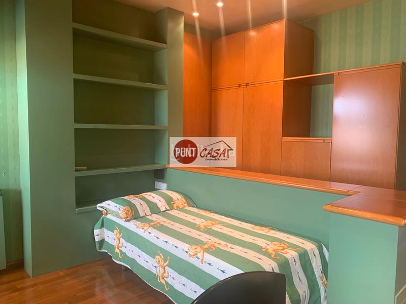 Foto 40d6f70b-20f0-4dc3-9998-321157389c98. A tre livelli con camino riscaldamento parcheggio in Lleida