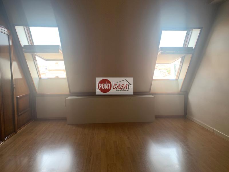 Foto 40e0d80f-9c2f-41b5-a81d-b49f90b1a7b4. A tre livelli con camino riscaldamento parcheggio in Lleida