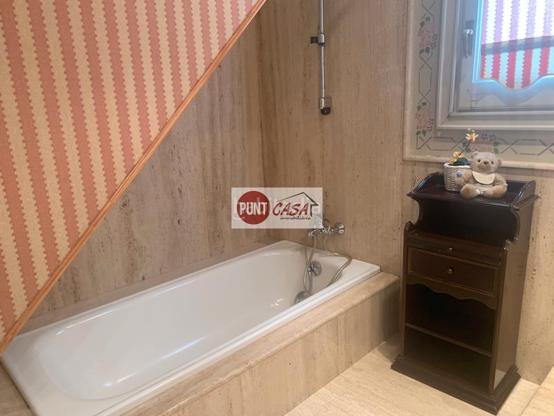 Foto 43bf74a4-3b68-4db0-b5de-cbb5c4badea3. A tre livelli con camino riscaldamento parcheggio in Lleida