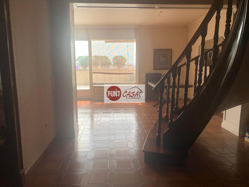 Foto 45801839-0351-4bcb-9e43-c8f78a040e4f. A tre livelli con camino riscaldamento parcheggio in Lleida