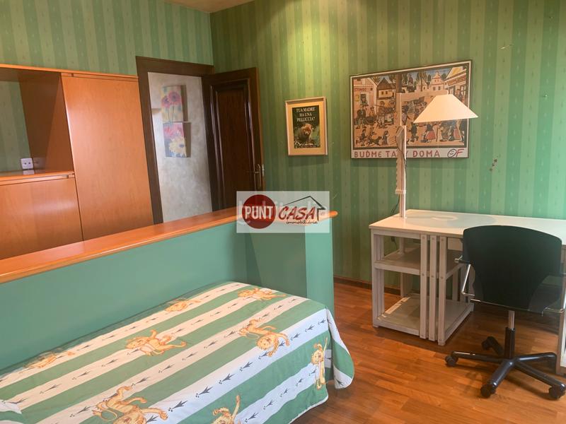 Foto 5a6b80ea-7b2e-4261-a90a-4cacb214c48c. A tre livelli con camino riscaldamento parcheggio in Lleida