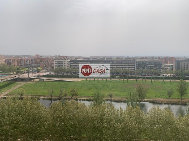 Foto 64c6dc46-8494-4f6f-8e7e-ea2c7730cbca. A tre livelli con camino riscaldamento parcheggio in Lleida