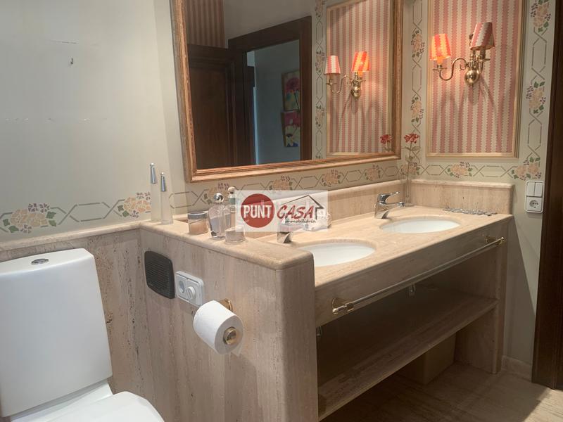 Foto 6ce35751-319d-44bd-8ad3-68592ae38e17. A tre livelli con camino riscaldamento parcheggio in Lleida