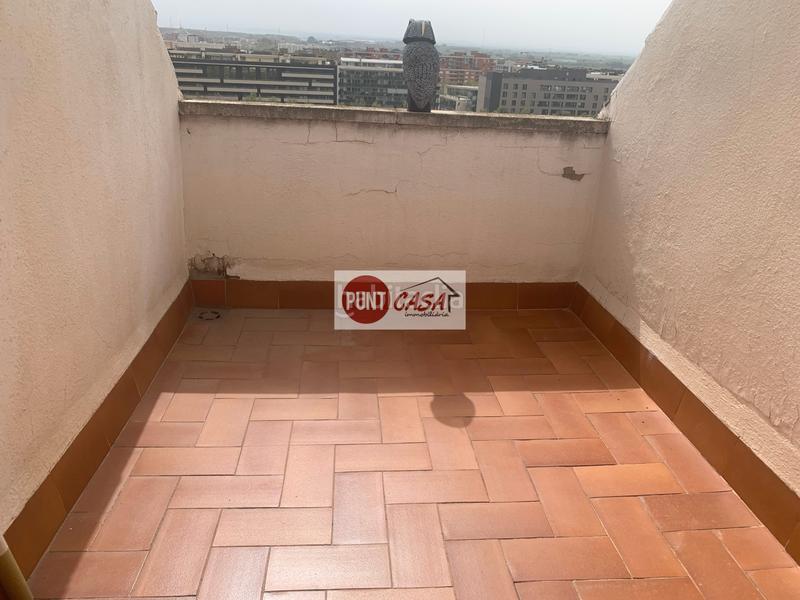 Foto 8553d9e1-97b5-48f6-b457-cbcbfdc9bb40. A tre livelli con camino riscaldamento parcheggio in Lleida