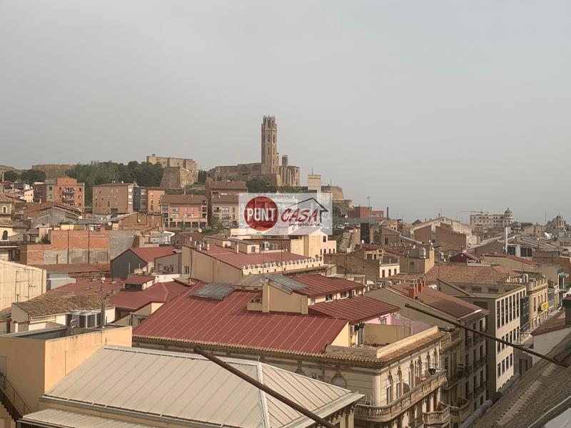 Foto e4b25c58-9ad9-4661-9216-fbcd150cfe4b. A tre livelli con camino riscaldamento parcheggio in Lleida