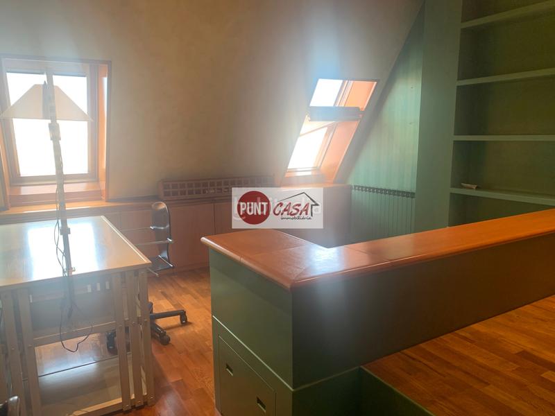 Foto fdf57c41-43d3-43f4-9cb0-9fa8dc2172bc. A tre livelli con camino riscaldamento parcheggio in Lleida