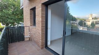 Lloguer Pis  Carrer de l'església. Pis cèntric assoleiat amb 2 balcons i pk inclòs