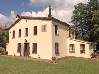 Maison à Vallgorguina. Impressionant masia en nucli urbà, restaurada d'alta qualitat
