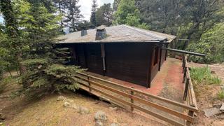 Maison à Vallgorguina. Casa de fusta envoltada de natura