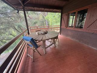 Maison à Vallgorguina. Casa de fusta envoltada de natura