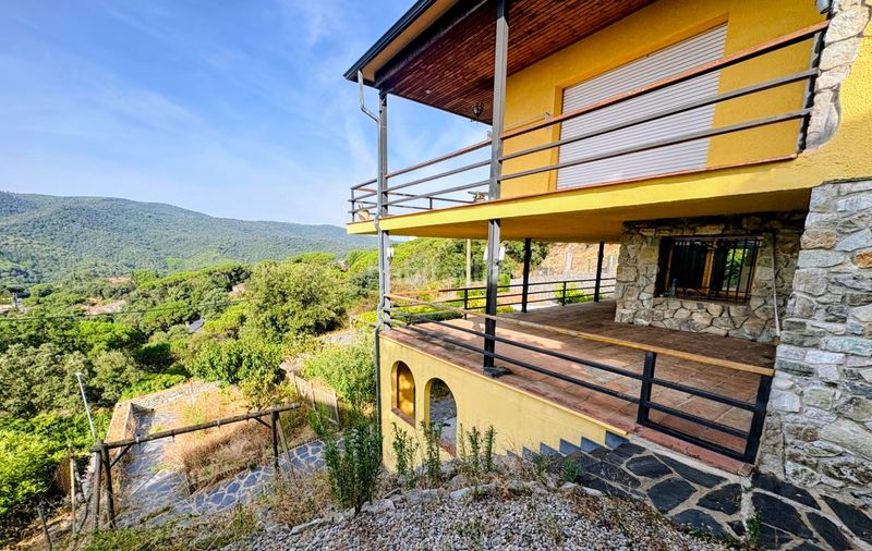 Foto 50fb1356-59bd-409a-acc1-2ef6c7ea538b. Casa amb xemeneia aparcament piscina a Vallgorguina