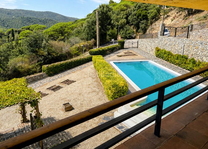 Foto 795634c7-feba-4bf9-b645-42a2395c6b38. Casa amb xemeneia aparcament piscina a Vallgorguina