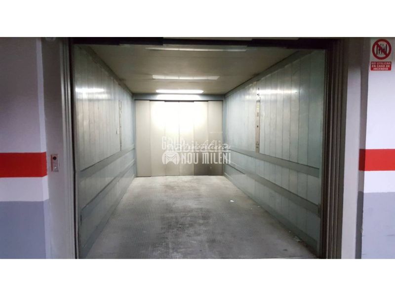 Foto 8406f766-18df-4503-a45a-381a90026c70. Aparcament cotxe a Benetússer