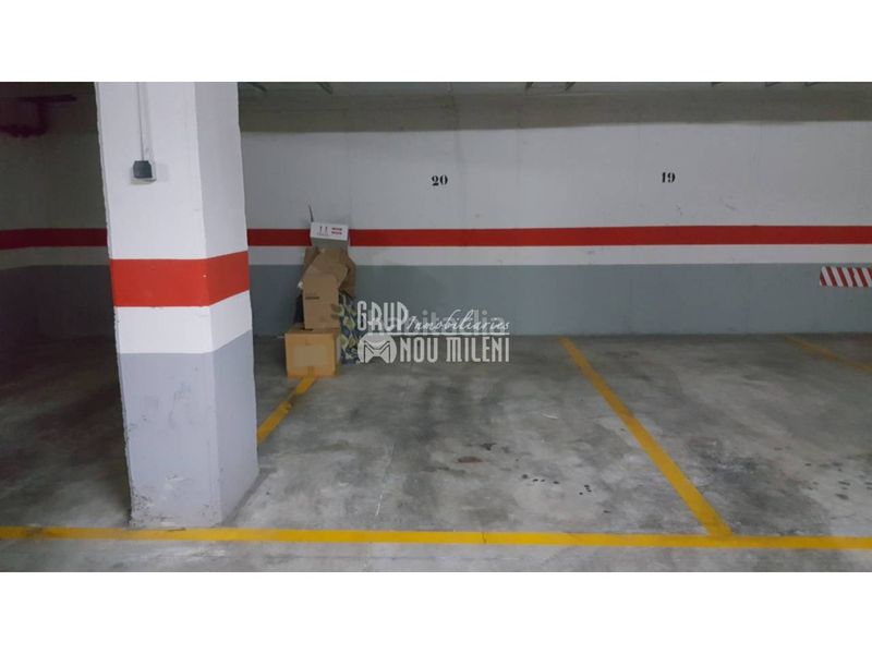 Foto ec704fda-7482-4ba2-be75-e95cb1faf87b. Aparcament cotxe a Benetússer