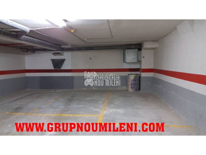 Foto e4ec5687-c43c-4fcf-bff9-191af31c66d2. Aparcament cotxe a Benetússer