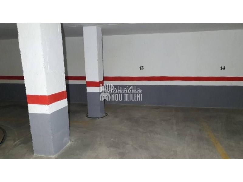 Foto 9a29dc5e-5c25-4dd2-8a9a-9b2d70ae9045. Aparcament cotxe a El Mercado Manises