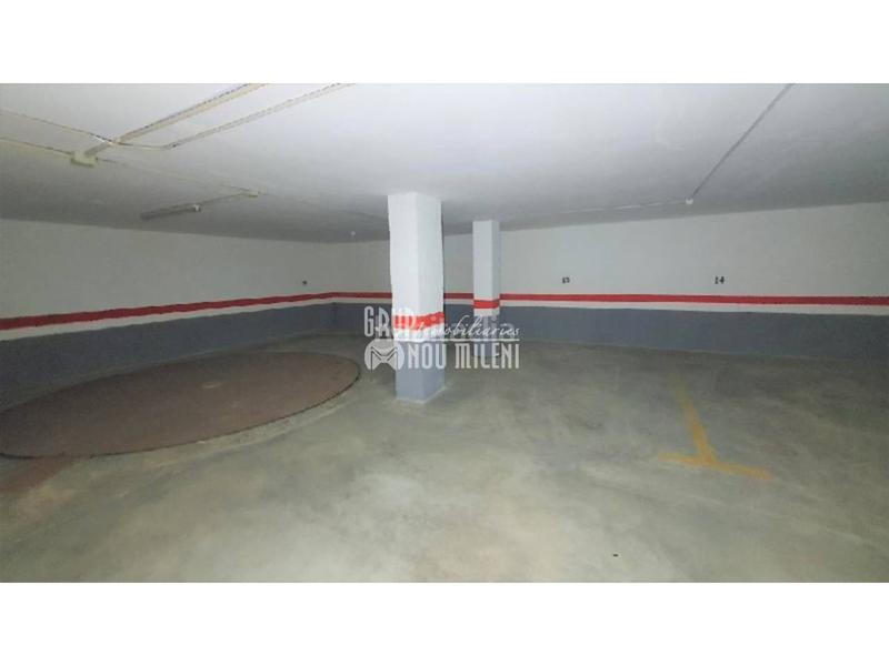 Foto dec47a05-1942-4545-8e37-a138c61ab6ff. Parking coche en El Mercado Manises