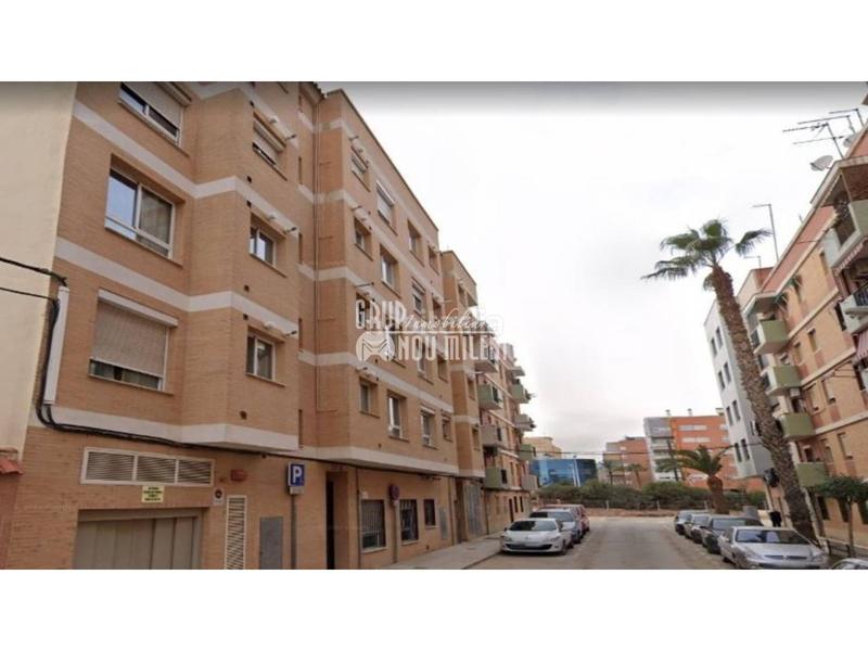 Foto a106d0ca-792b-4c3d-befa-e546327ad6b4. Parking voiture dans El Mercado Manises