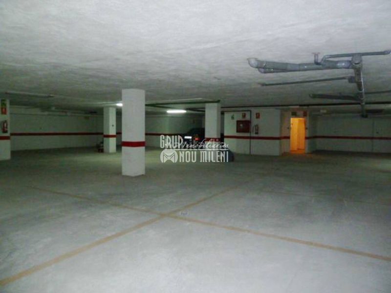 Foto 0a1e8d9f-d6dd-46f7-9bd3-fe2781d76a16. Aparcament cotxe a Alcácer