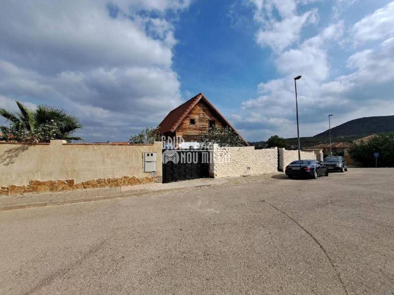 Foto 56bd8d30-99fe-445d-ab2f-e49a36bd5ed9. Chalet mit parking pool in Montroi / Montroy