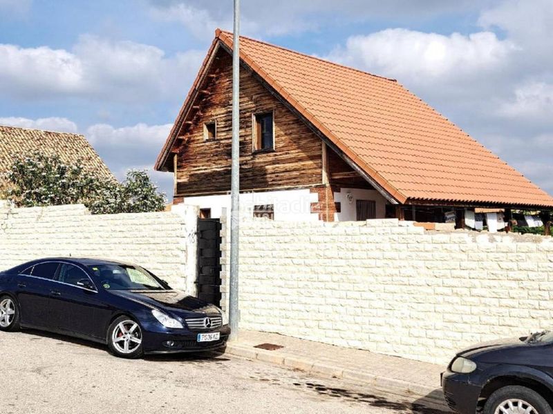 Foto b138e512-525e-4e62-bedd-2351ebe5b520. Chalet mit parking pool in Montroi / Montroy