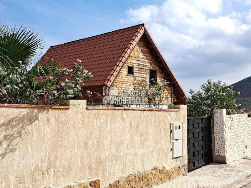 Foto c38ea379-97f8-4b9e-b3f5-4e2e2821144f. Chalet mit parking pool in Montroi / Montroy