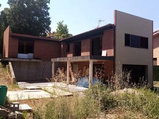 Xalet a Castellnou de Bages. Casa en venta para acabar a tu gusto  en la urbanización el serr