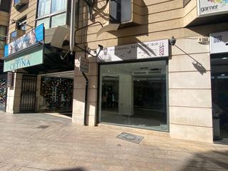 Location Local commercial à Cetina 3. Oficina con fachada a plaza cetina, centro de murcia. incluidos