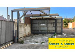 Aparcament cotxe a Calle lleida 75. Garatge en venda en lescala