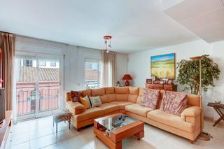 Trplex a Calella. Muy exclusivo en el centro de calella con piscina y parking dobl