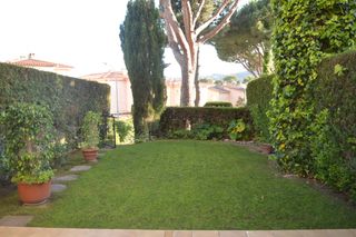 Apartamento en Calella de Palafrugell. Planta baja con jardín privado