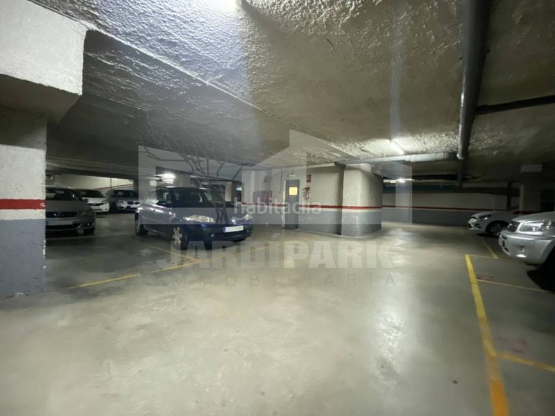 Foto db80bbfe-e7b6-4507-bfe6-d893518e4284. Parking voiture dans Centre Sabadell