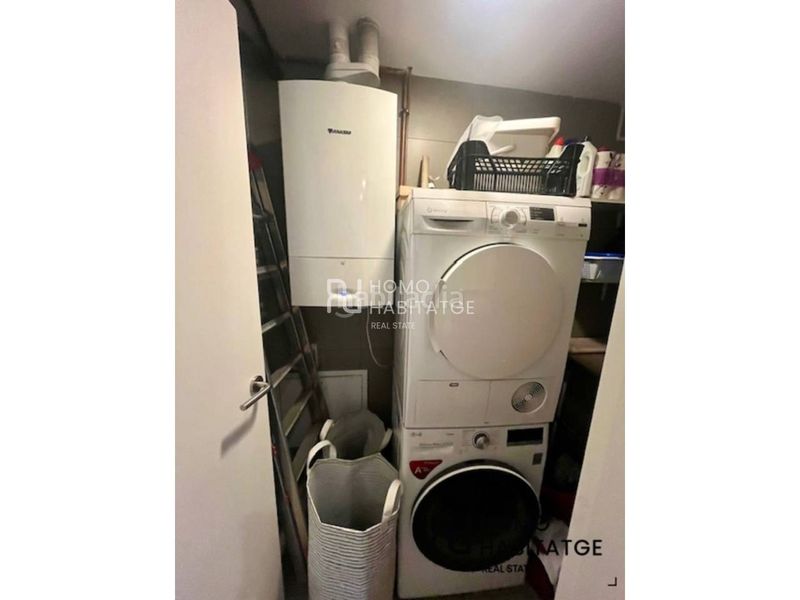 Foto 09bdeb7a-3daa-4040-bfcc-ab06301b812b. Casa aparellada amb calefacció a Centre Sabadell